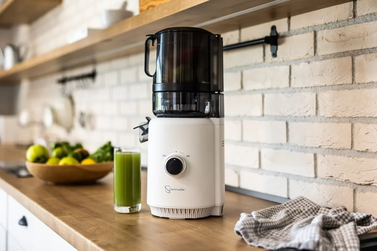Sana 818 Juicer - Juicing greens
