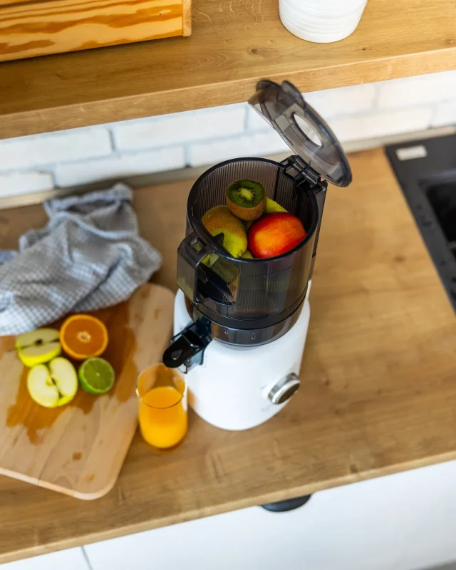 Sana 818 Juicer - Juicing whole apples
