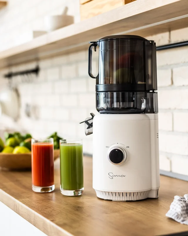 Sana 818 Juicer - lifestyle shot